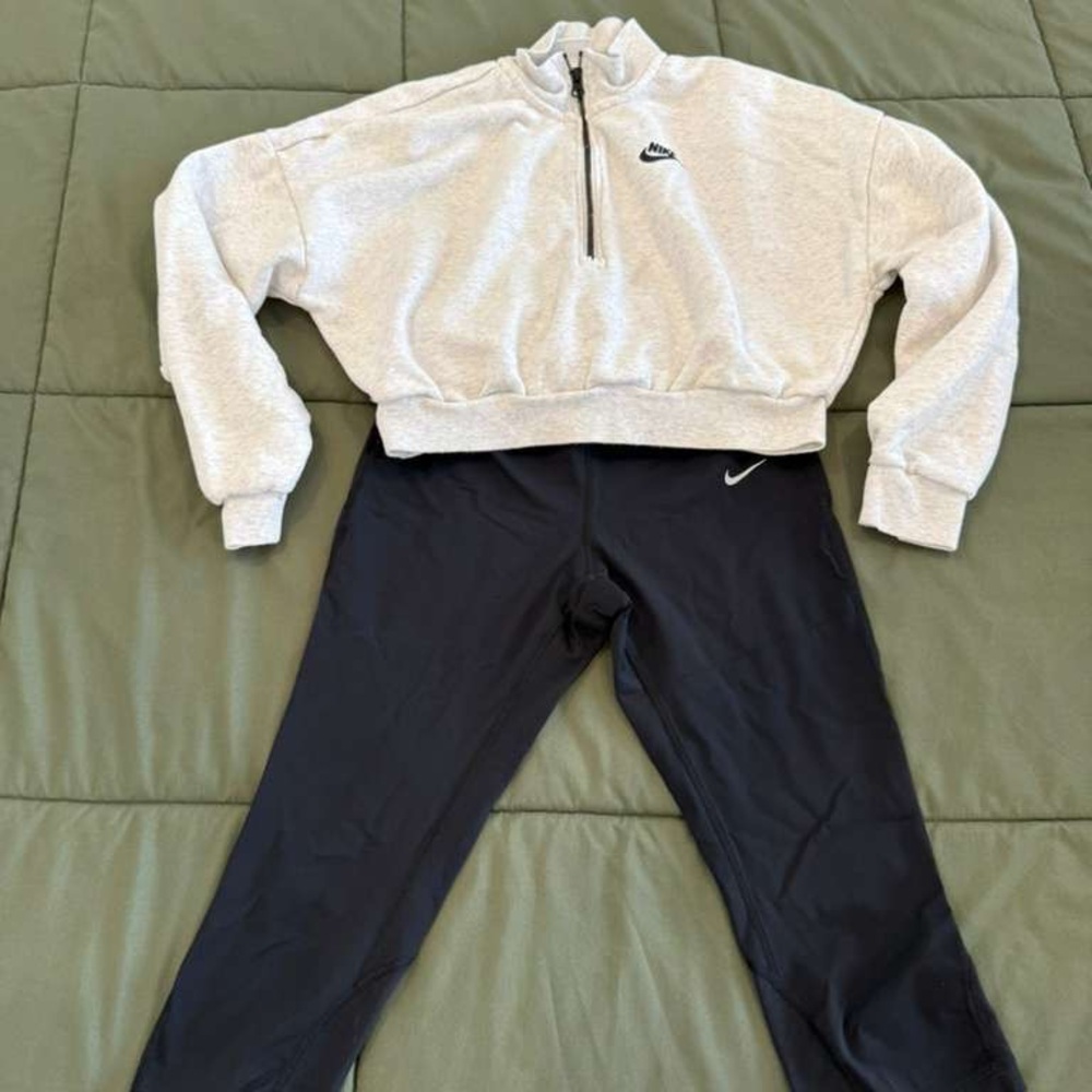 Nike Black Kids Leggings with White Nike Cropped Sweatshirt